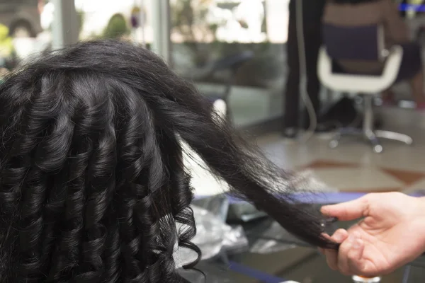 Chica de pelo rizado negro en la peluquería, haciendo el pelo listo para la boda —  Fotos de Stock