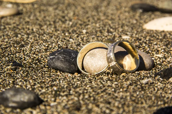 Wedding rings on the beach — Stock Photo, Image