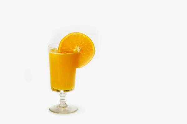 Suco de laranja fresco em fatia de vidro de laranja — Fotografia de Stock