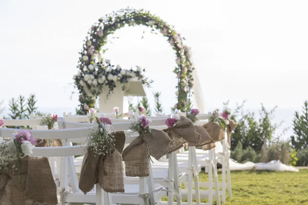 Hochzeitszeremonie mit Meerblick im Freien lizenzfreie Stockfotos