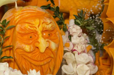 Kabak heykel çirkin yüzünü