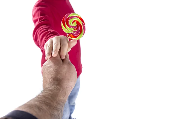 Mão de homem dar doces para criança Fotografia De Stock