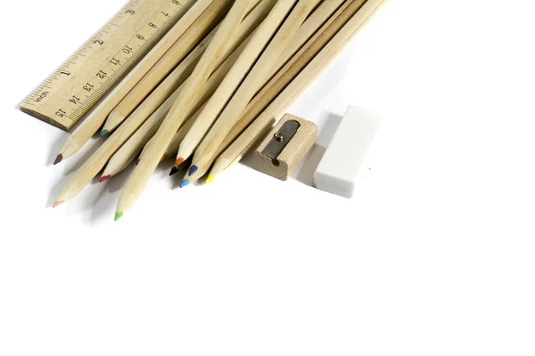 Карандаш, ластик, точилка, деревянная линейка на белом фоне — стоковое фото