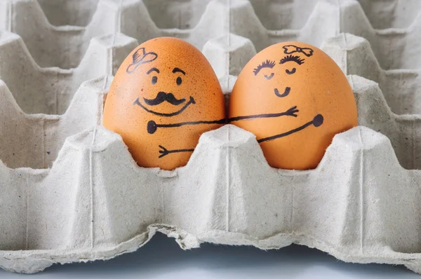 Two  eggs hugging  couple in empty carton — Stockfoto