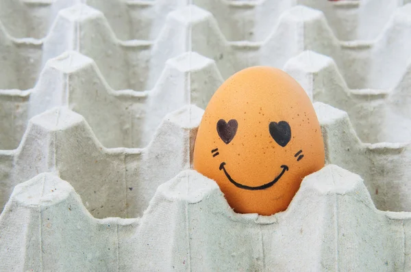 Amor rosto Ovos em caixa de papel marrom — Fotografia de Stock