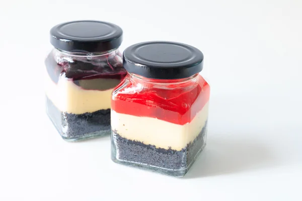 Kremalı tatlı ile iki kavanoz: brownie tabanı ve yoğurt tepesinde zekâ