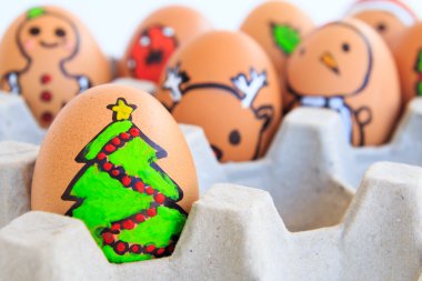 Kutunun içine düzenlenmiş Noel yumurta ile çizilen yüzler