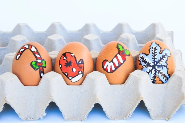 Vánoční vaječný tváře byly uspořádány v kartonu — Stock fotografie