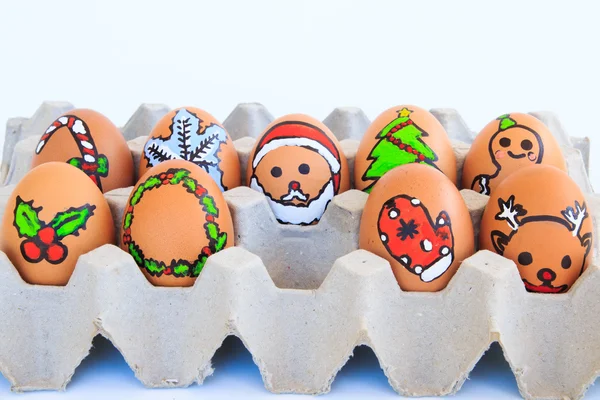 Kutunun içine düzenlenmiş Noel yumurta ile çizilen yüzler