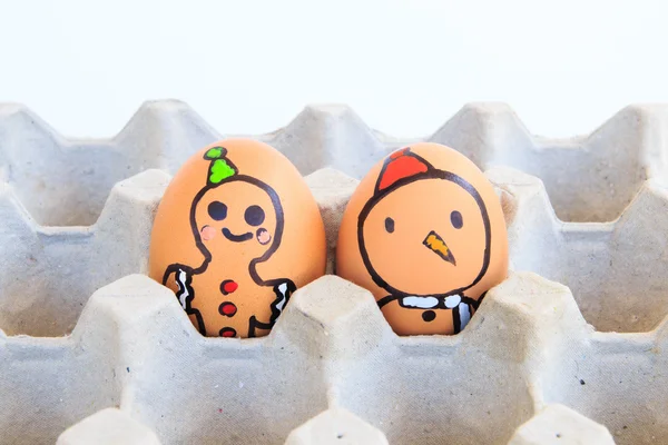 Vánoční vaječný tváře byly uspořádány v kartonu — Stock fotografie