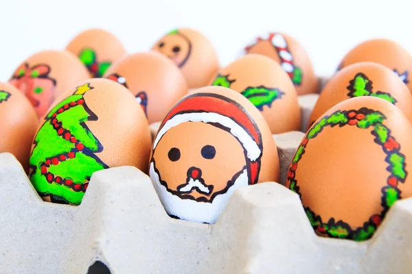 Kutunun içine düzenlenmiş Noel yumurta ile çizilen yüzler