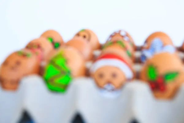 Kutunun içine düzenlenmiş Noel yumurta ile çizilen yüzler