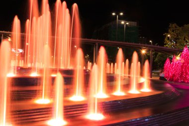 Gece vakti aydınlatılmış güzel çeşme.