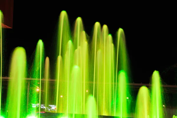 Hermosa fuente iluminada en la noche —  Fotos de Stock