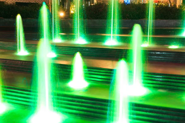 Schöner beleuchteter Brunnen in der Nacht — Stockfoto