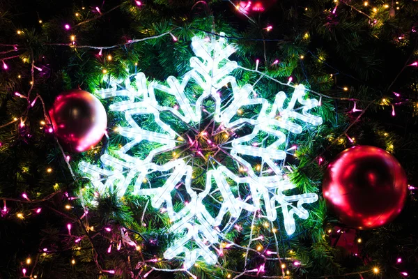 Χριστουγεννιάτικα φώτα που κρέμονται σε ένα δέντρο ημέρα chrismas — Φωτογραφία Αρχείου