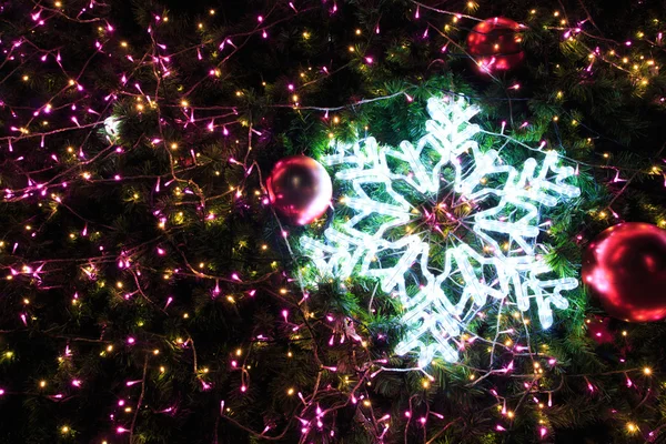 Bela árvore de Natal na noite no dia de crismas — Fotografia de Stock
