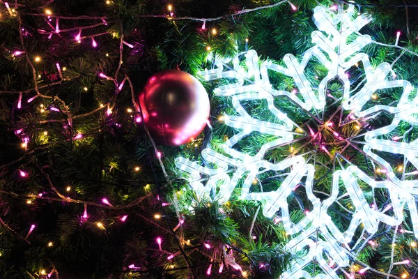Prachtige Kerstboom in nacht op chrismas dag — Stockfoto