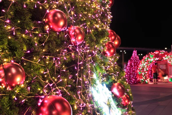 Bela árvore de Natal na noite no dia de crismas — Fotografia de Stock