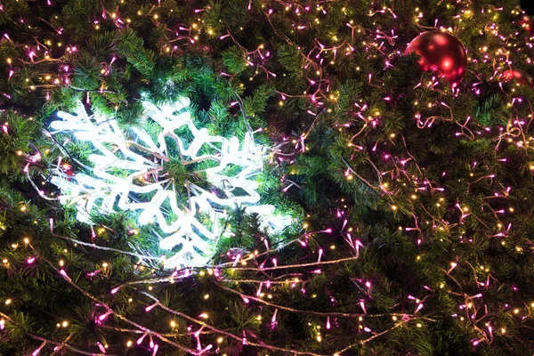 Bela árvore de Natal na noite no dia de crismas — Fotografia de Stock