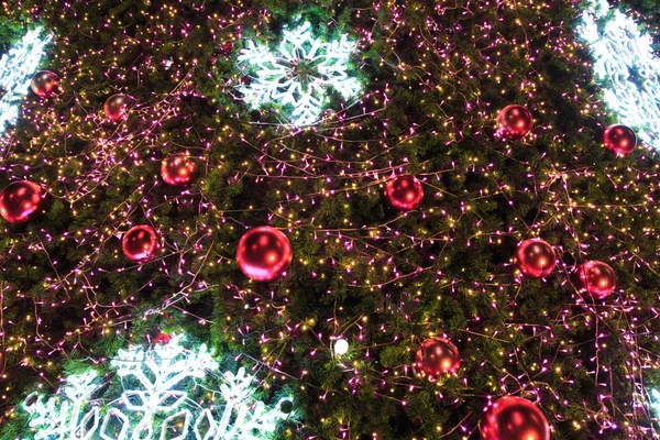 Bela árvore de Natal na noite no dia de crismas — Fotografia de Stock