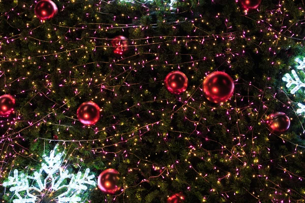Hermoso árbol de Navidad en la noche en el día de Navidad — Foto de Stock