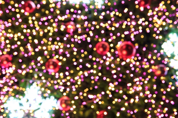 Schöner Weihnachtsbaum in der Nacht am Weihnachtstag — Stockfoto