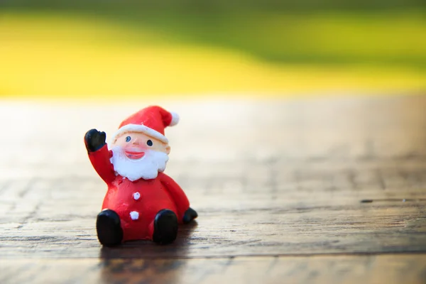 Noel baba bahçe arka planda ahşap masa üzerinde