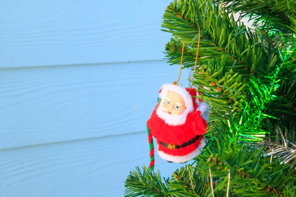 Noel Baba chrismas ağacında Bahçe arka plan üzerinde