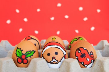 Yüzü çizilmiş olan Noel yumurta karton kar backgr tarihinde düzenlenen