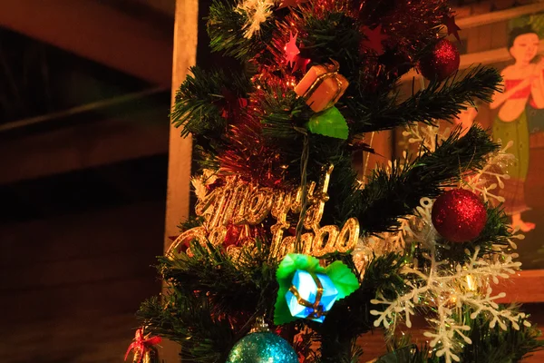 Dekorację świąteczną, szyszki, prezent, bombki na choince — Zdjęcie stockowe