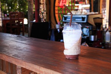 Buzlu çikolata güler yüzlü kahve dükkanı