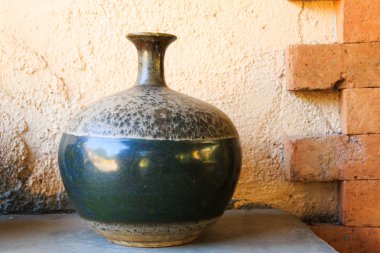 Çimento duvarda rustik bir vazo