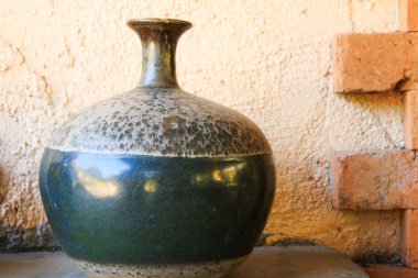 Çimento duvarda rustik bir vazo