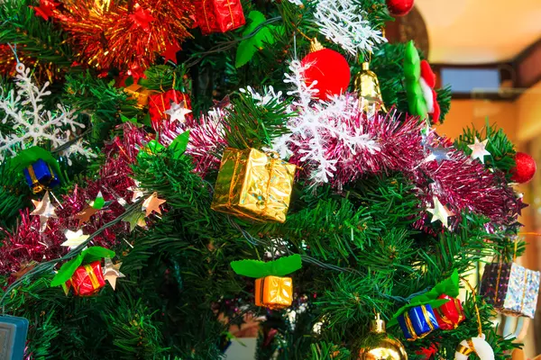Noel dekorasyonu, çam kozalakları, Hediyelik, baubles, Noel ağacı üzerinde