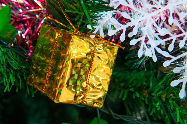 Noel dekorasyonu, çam kozalakları, Hediyelik, baubles, Noel ağacı üzerinde