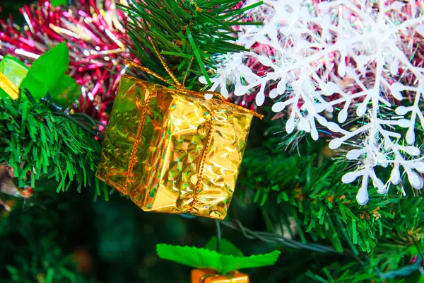Decoração de Natal, cones de pinho, presente, bugigangas, na árvore de Natal — Fotografia de Stock