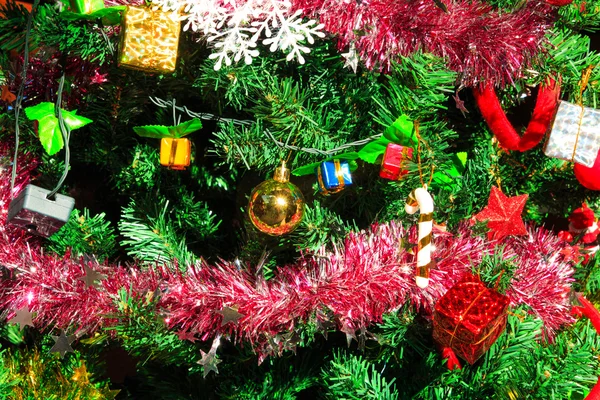 Decoração de Natal, cones de pinho, presente, bugigangas, na árvore de Natal — Fotografia de Stock