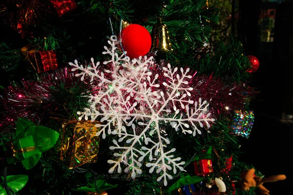 圣诞节装饰, 松果, 礼物, 小球, 圣诞树 — 图库照片