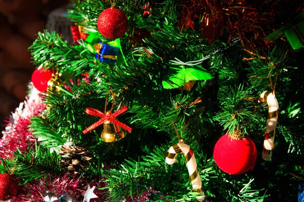 Decoração de Natal, cones de pinho, presente, bugigangas, na árvore de Natal — Fotografia de Stock