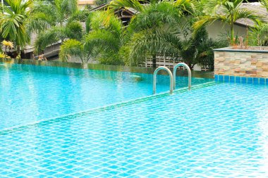 ferahlatıcı bir kat mülkiyeti ve yüzme havuzunda mavi