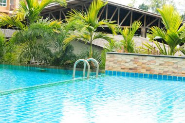 ferahlatıcı bir kat mülkiyeti ve yüzme havuzunda mavi