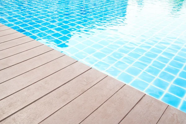 Una refrescante piscina azul en condominio — Foto de Stock