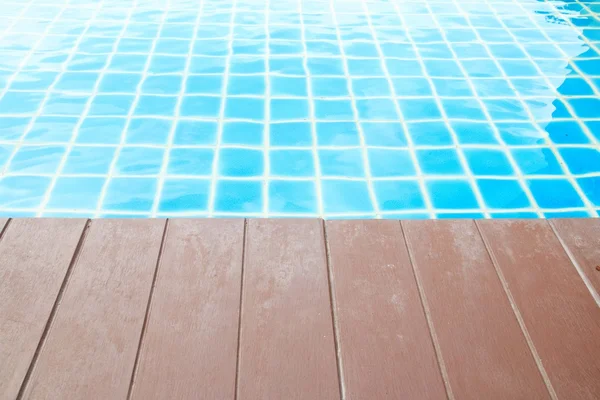 Una refrescante piscina azul en condominio — Foto de Stock