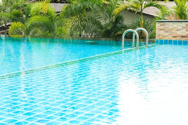 Una refrescante piscina azul en condominio — Foto de Stock