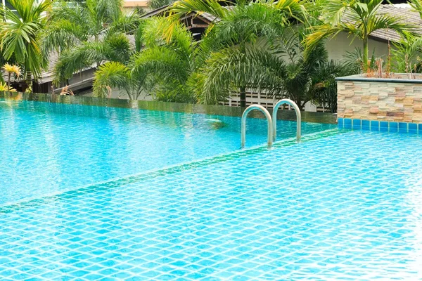 ferahlatıcı bir kat mülkiyeti ve yüzme havuzunda mavi