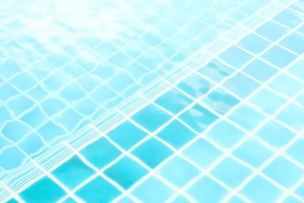 Una refrescante piscina azul en condominio — Foto de Stock