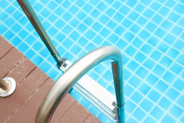 Una refrescante piscina azul con escalera en condominio — Foto de Stock