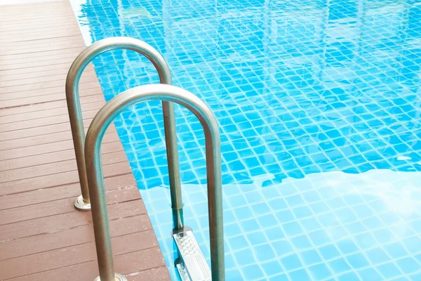 Una refrescante piscina azul con escalera en condominio —  Fotos de Stock