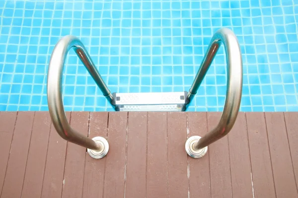 Una refrescante piscina azul con escalera en condominio — Foto de Stock